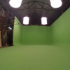 Хромакей - зеленая и белая циклорама. "Movie Hall"- открытое съемочное пространство. 